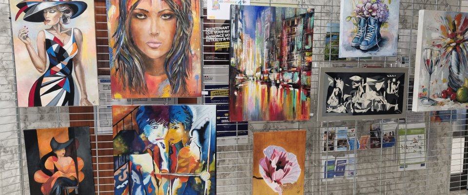 Des toiles dans le Hall de l'Hôtel de Ville