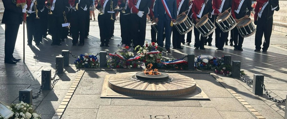 La Batterie-Fanfare de Creutzwald fait résonner ses notes sous l'Arc de Triomphe