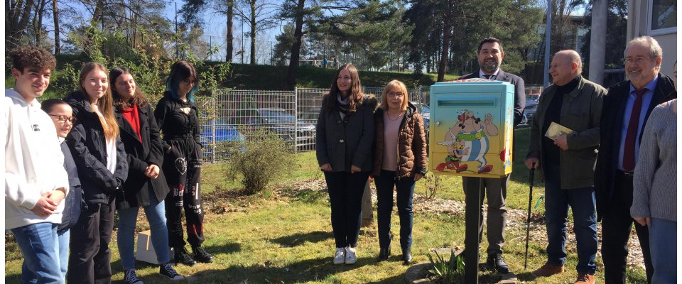 Une nouvelle boîte à livres pour le lycée